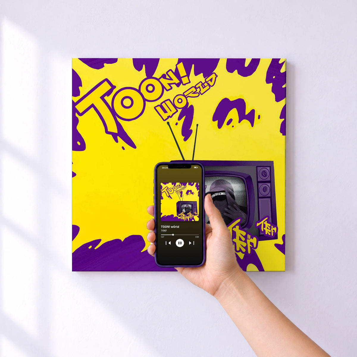 Affiche connectée T00N! w0rld de TKKF au mur : l'album se lance en approchant le téléphone