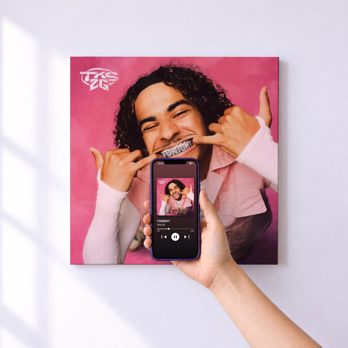 Affiche connectée TONIGHT de TKS 2G au mur : l'album se lance en approchant le téléphone