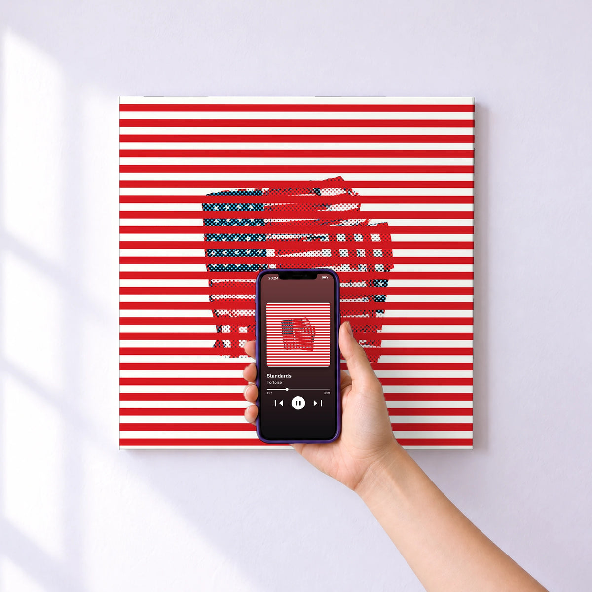 Affiche connectée Standards de Tortoise au mur : l'album se lance en approchant le téléphone