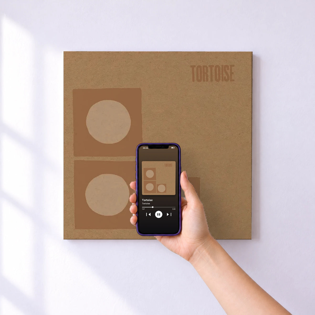 Affiche connectée Tortoise de Tortoise au mur : l'album se lance en approchant le téléphone