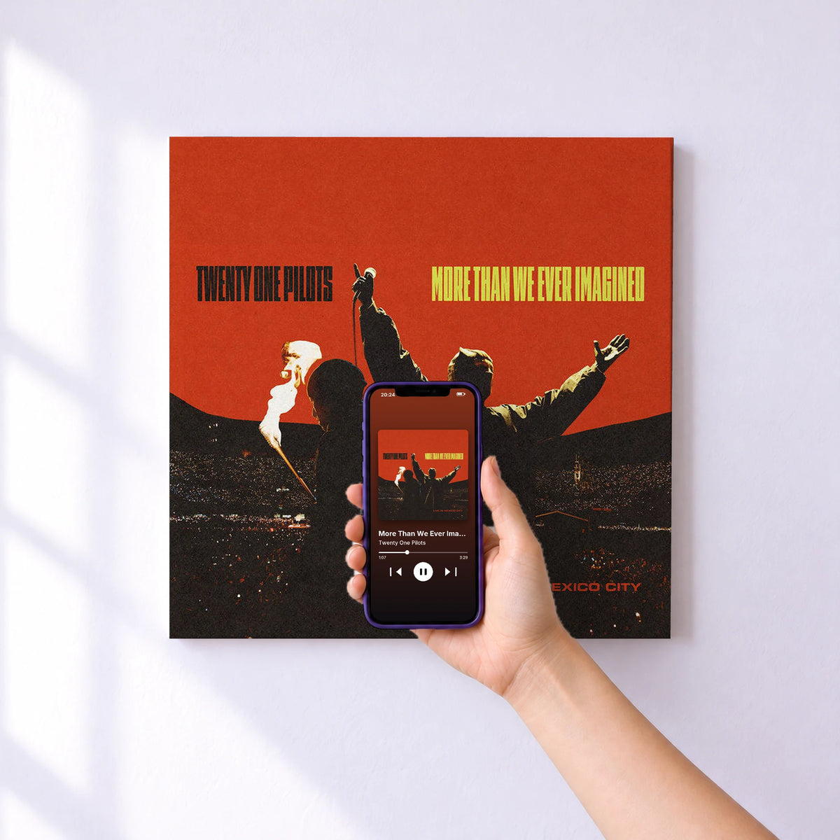 Affiche connectée More Than We Ever Imagined (Live in Mexico City) de Twenty One Pilots au mur : l'album se lance en approchant le téléphone