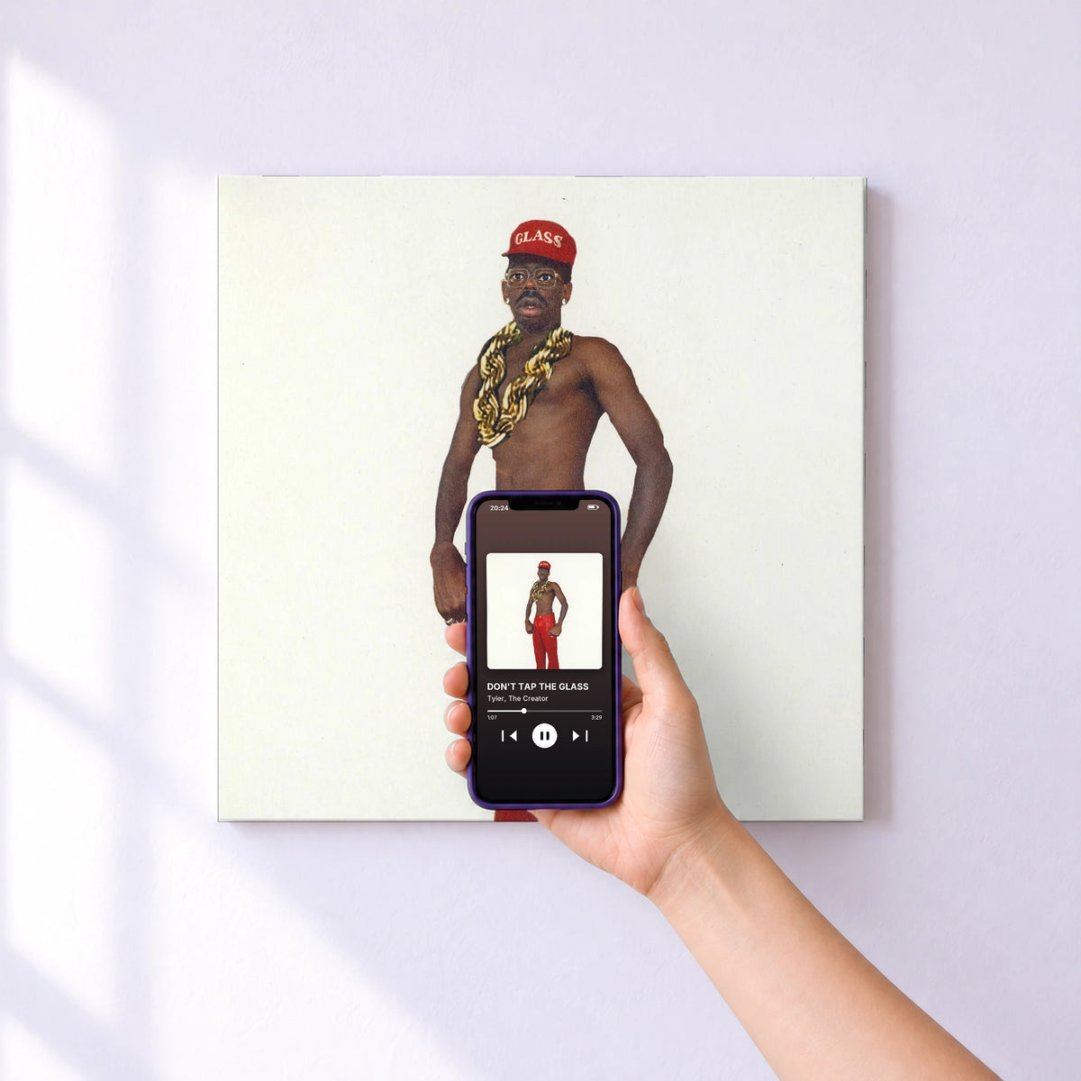 Affiche connectée DON'T TAP THE GLASS de Tyler, The Creator au mur : l'album se lance en approchant le téléphone