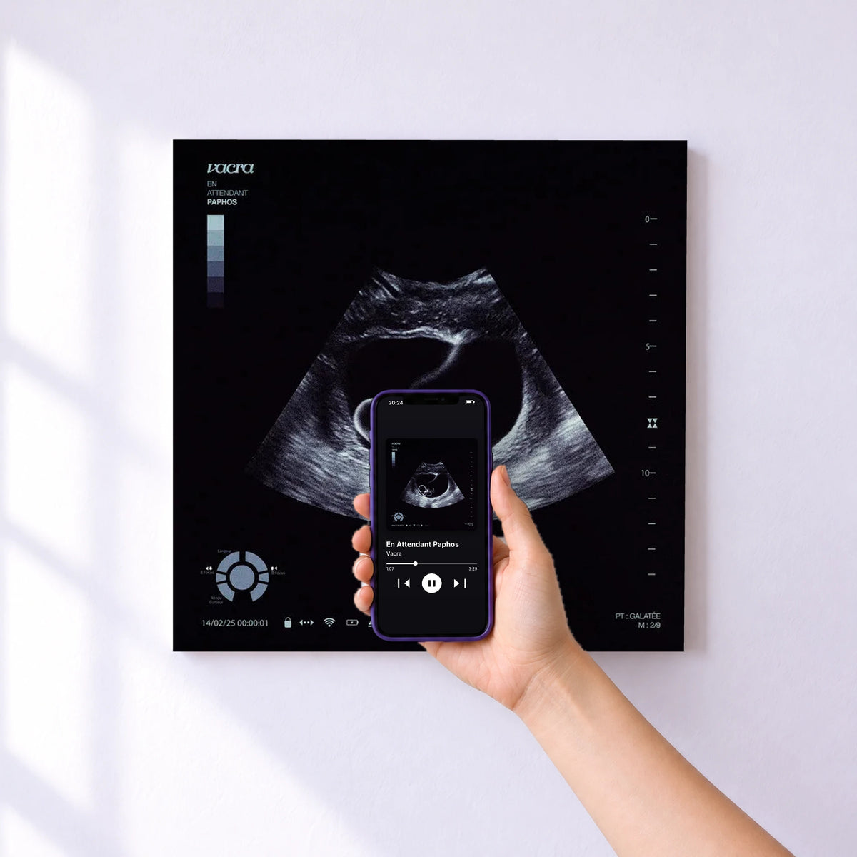 Affiche connectée En Attendant Paphos de Vacra au mur : l'album se lance en approchant le téléphone