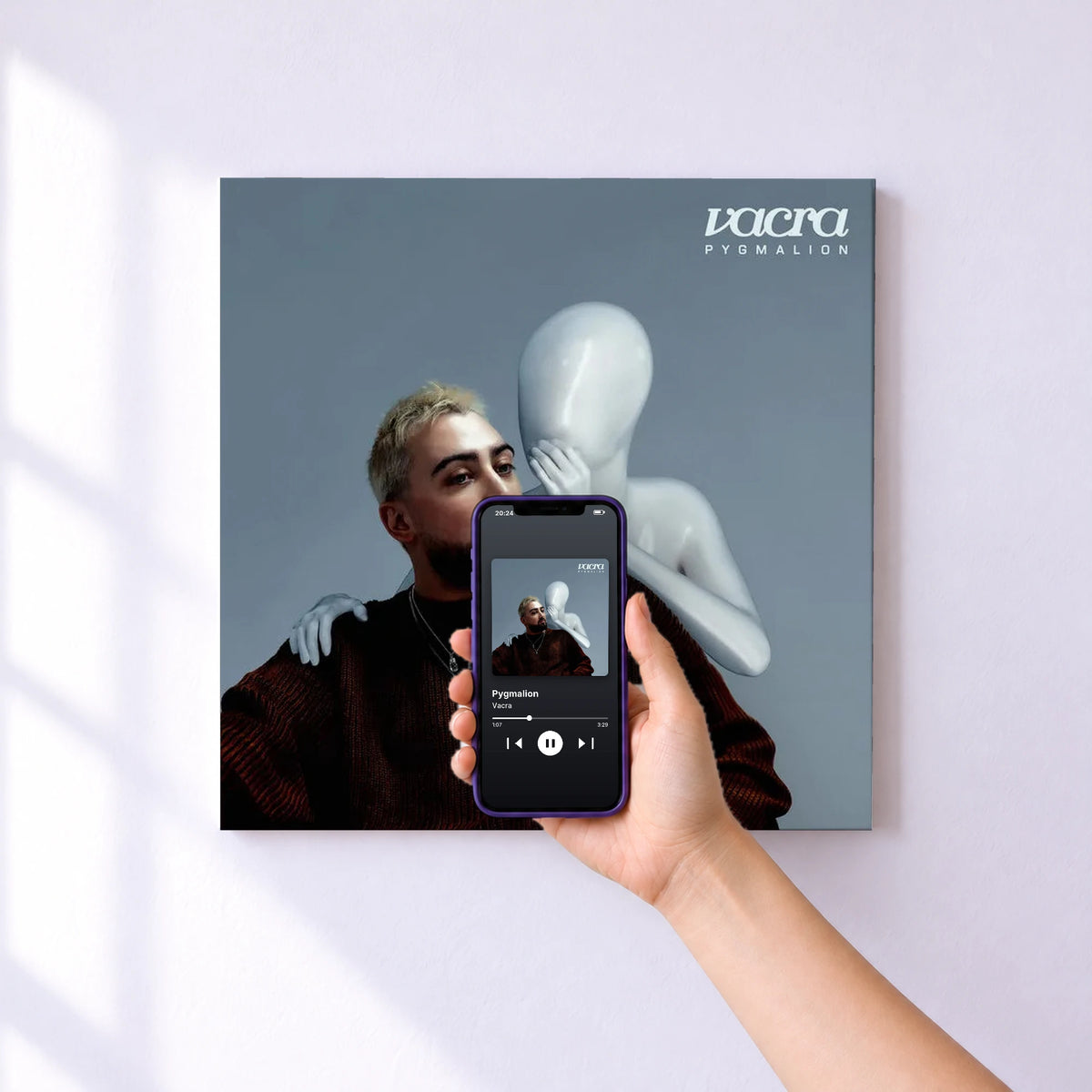 Affiche connectée Pygmalion de Vacra au mur : l'album se lance en approchant le téléphone