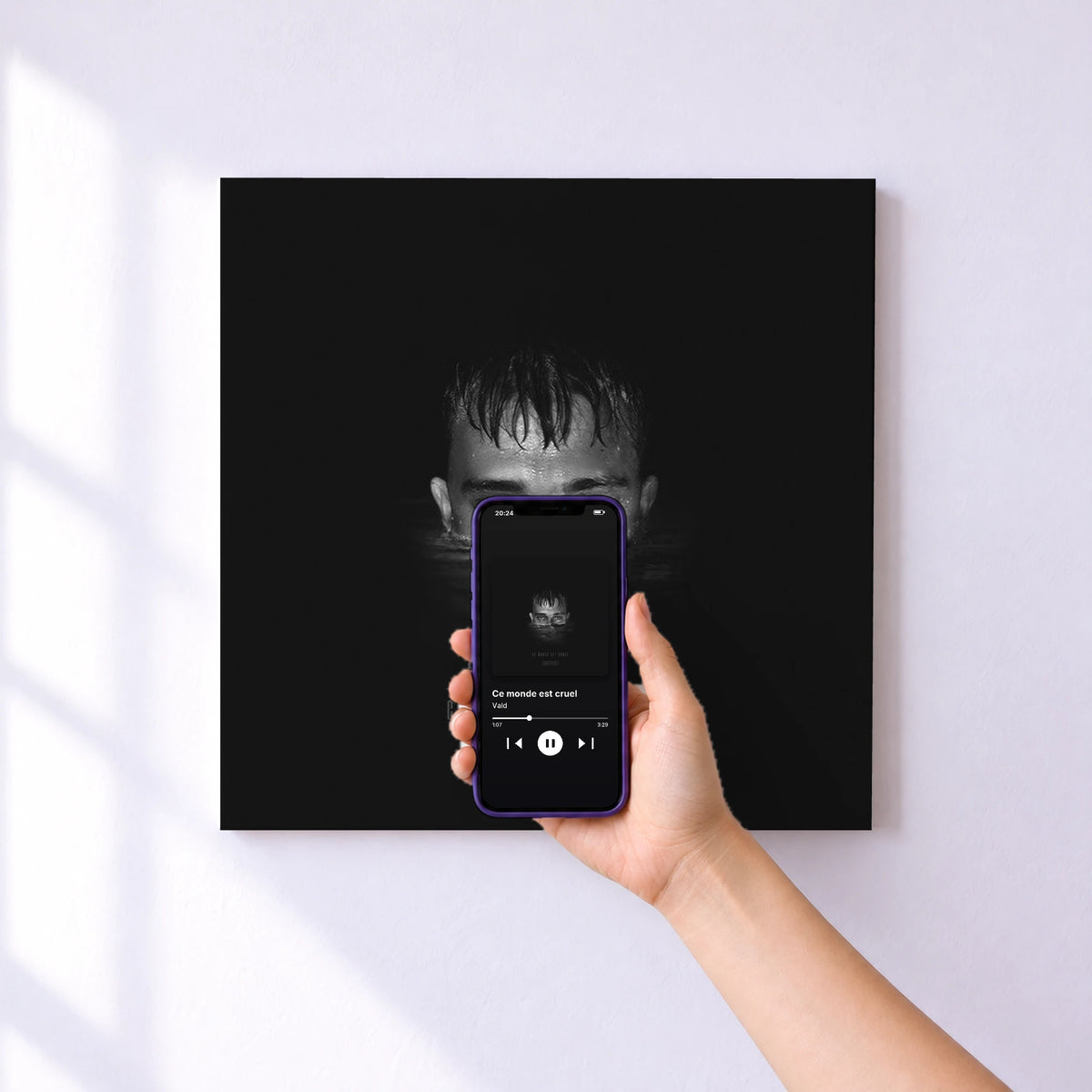 Affiche connectée Ce monde est cruel de Vald au mur : l'album se lance en approchant le téléphone