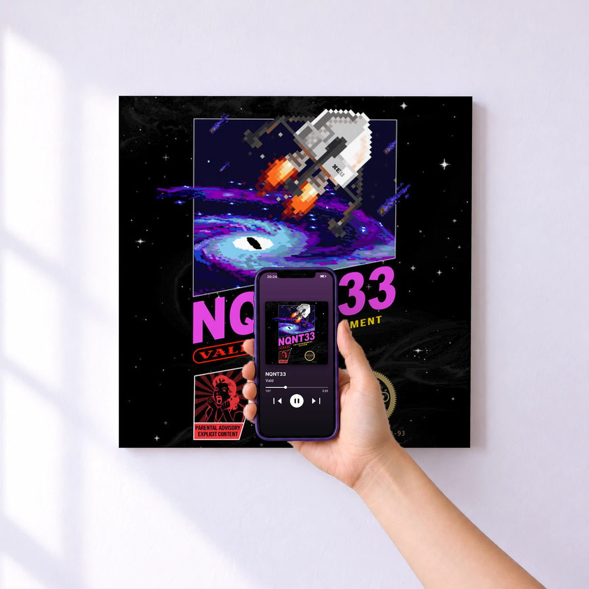 Affiche connectée NQNT33 de Vald au mur : l'album se lance en approchant le téléphone