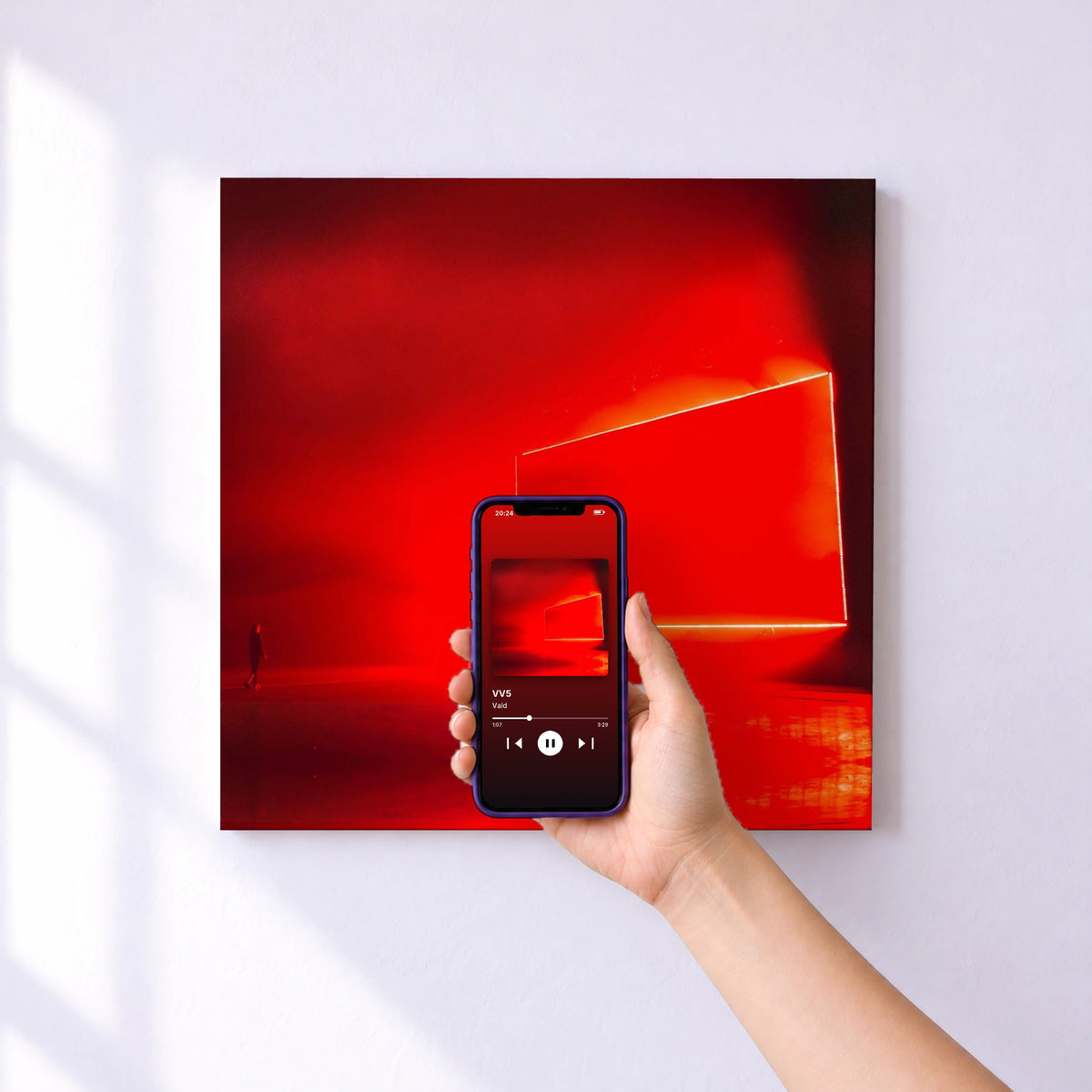Affiche connectée VV5 de Vald au mur : l'album se lance en approchant le téléphone