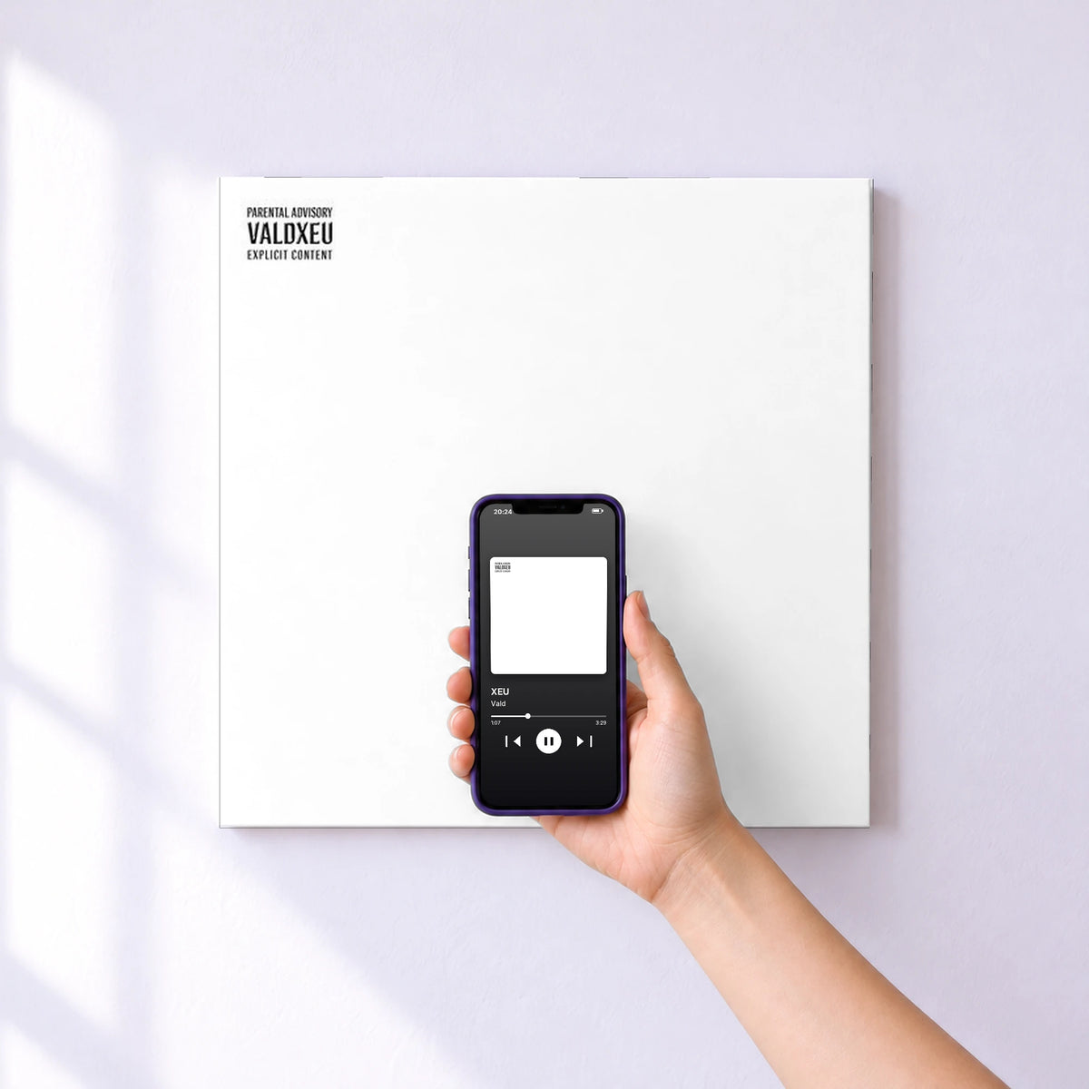 Affiche connectée XEU de Vald au mur : l'album se lance en approchant le téléphone
