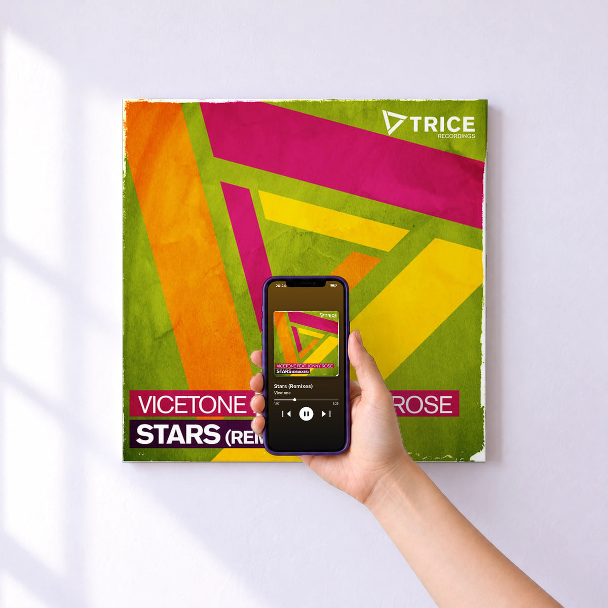 Affiche connectée Stars (Remixes) de Vicetone au mur : l'album se lance en approchant le téléphone