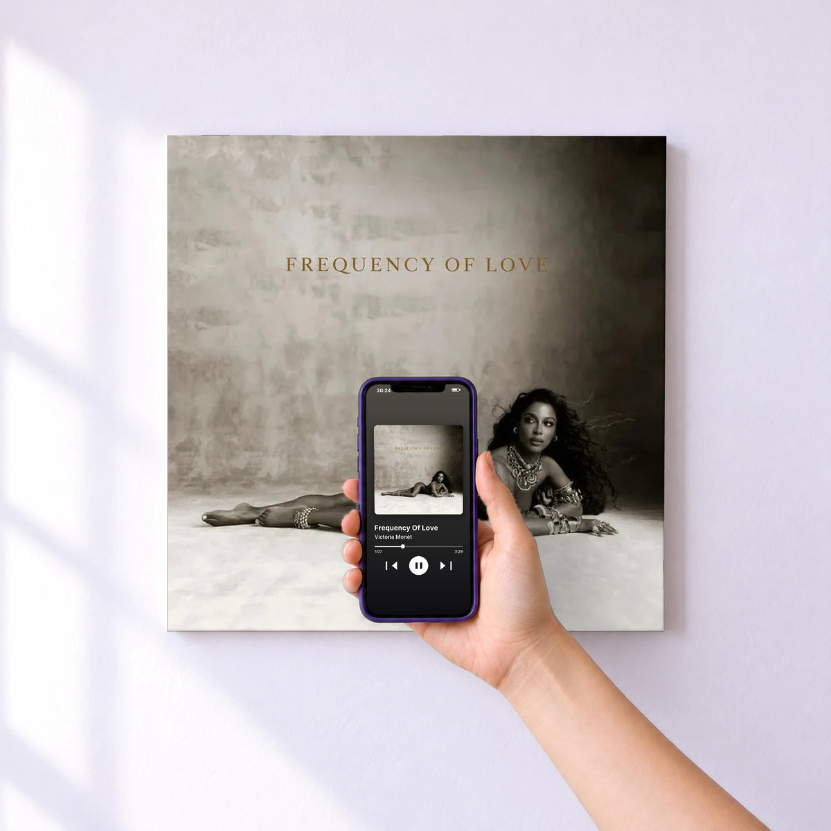 Affiche connectée Frequency Of Love de Victoria Monét au mur : l'album se lance en approchant le téléphone