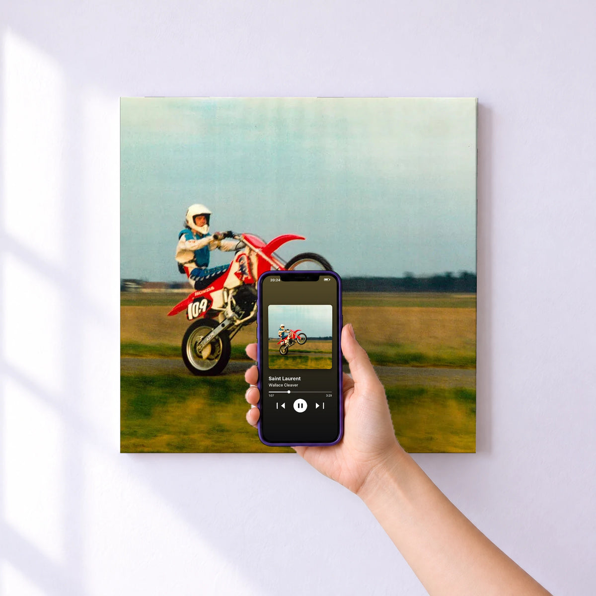 Affiche connectée Saint Laurent de Wallace Cleaver au mur : l'album se lance en approchant le téléphone