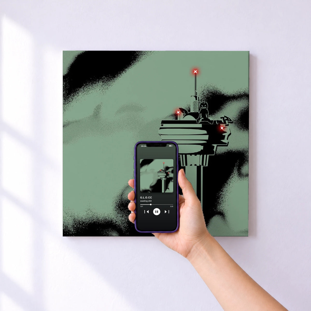 Affiche connectée G.L.O.CC de wasting shit au mur : l'album se lance en approchant le téléphone