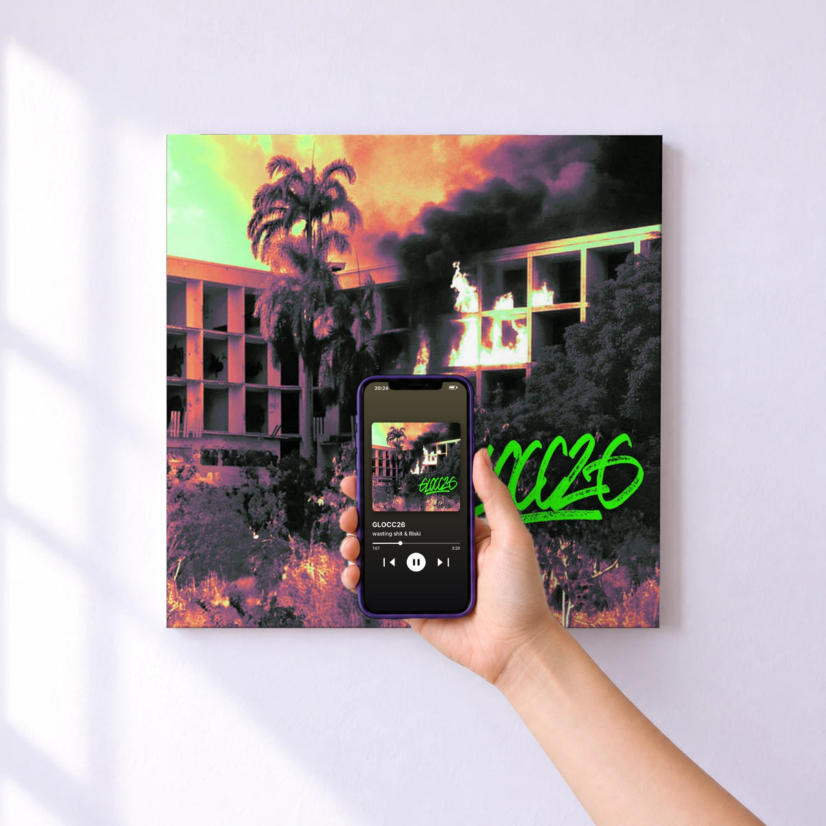 Affiche connectée GLOCC26 de wasting shit & Riski au mur : l'album se lance en approchant le téléphone