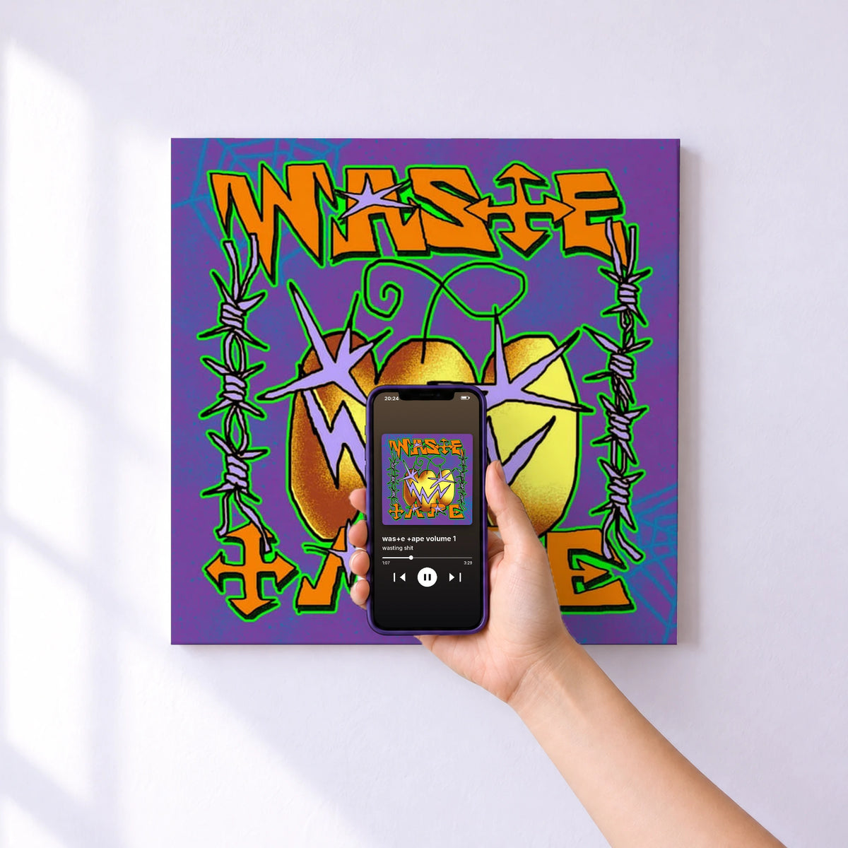 Affiche connectée was+e +ape volume 1 de wasting shit au mur : l'album se lance en approchant le téléphone