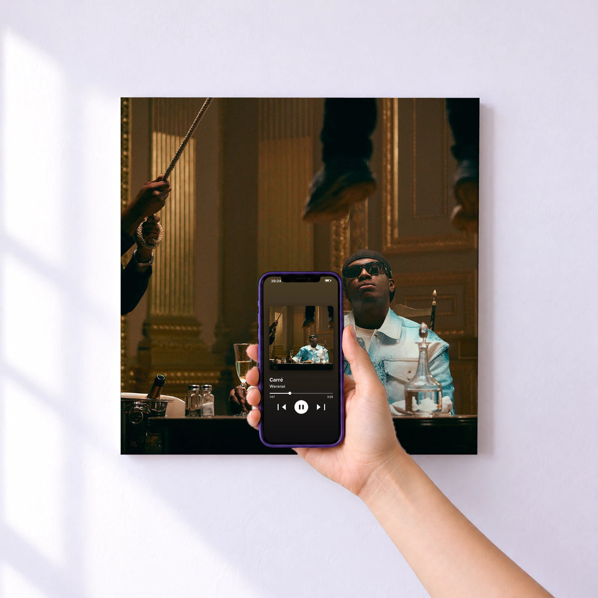 Affiche connectée Carré de Werenoi au mur : l'album se lance en approchant le téléphone