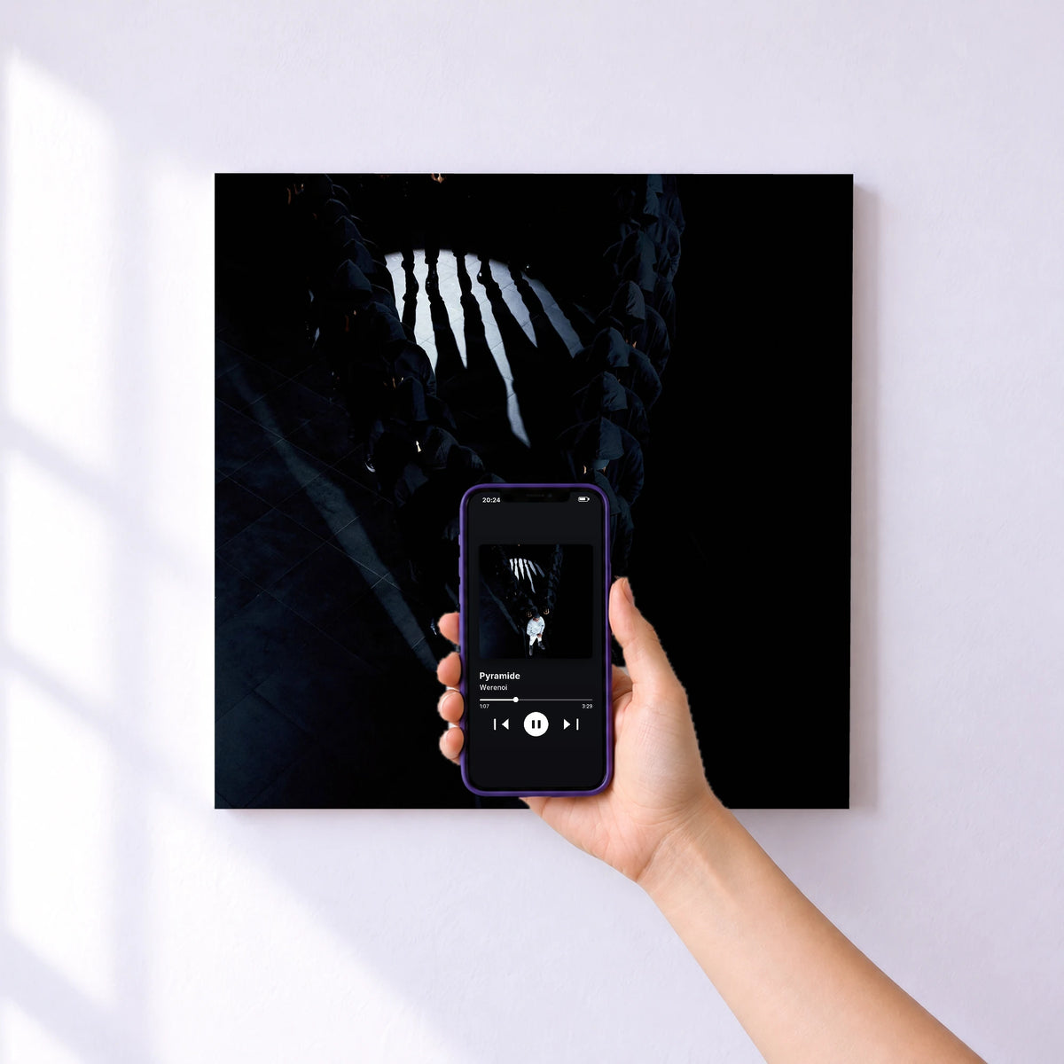 Affiche connectée Pyramide de Werenoi au mur : l'album se lance en approchant le téléphone