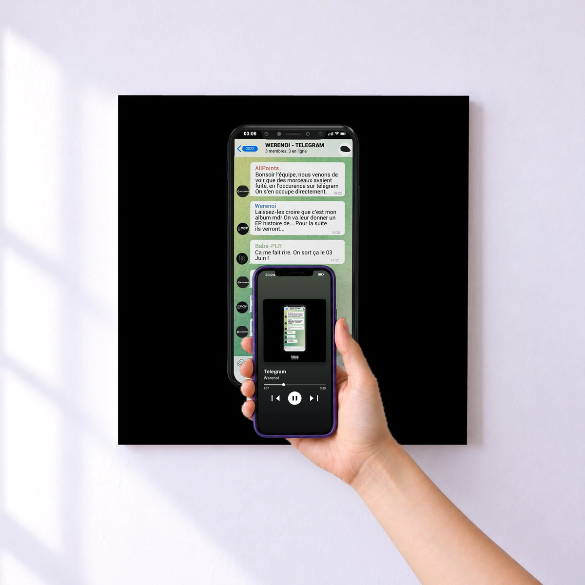 Affiche connectée Telegram de Werenoi au mur : l'album se lance en approchant le téléphone