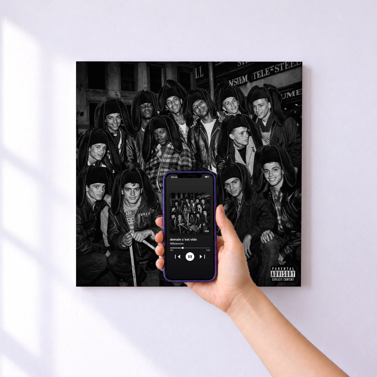 Affiche connectée demain c'est vide de Willylancien au mur : l'album se lance en approchant le téléphone