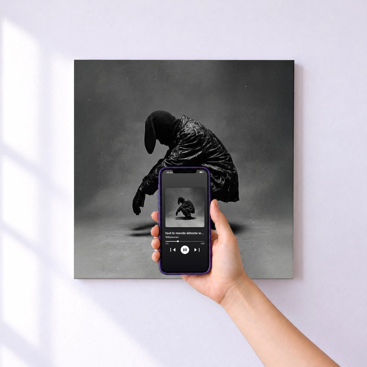 Affiche connectée tout le monde déteste willy de Willylancien au mur : l'album se lance en approchant le téléphone
