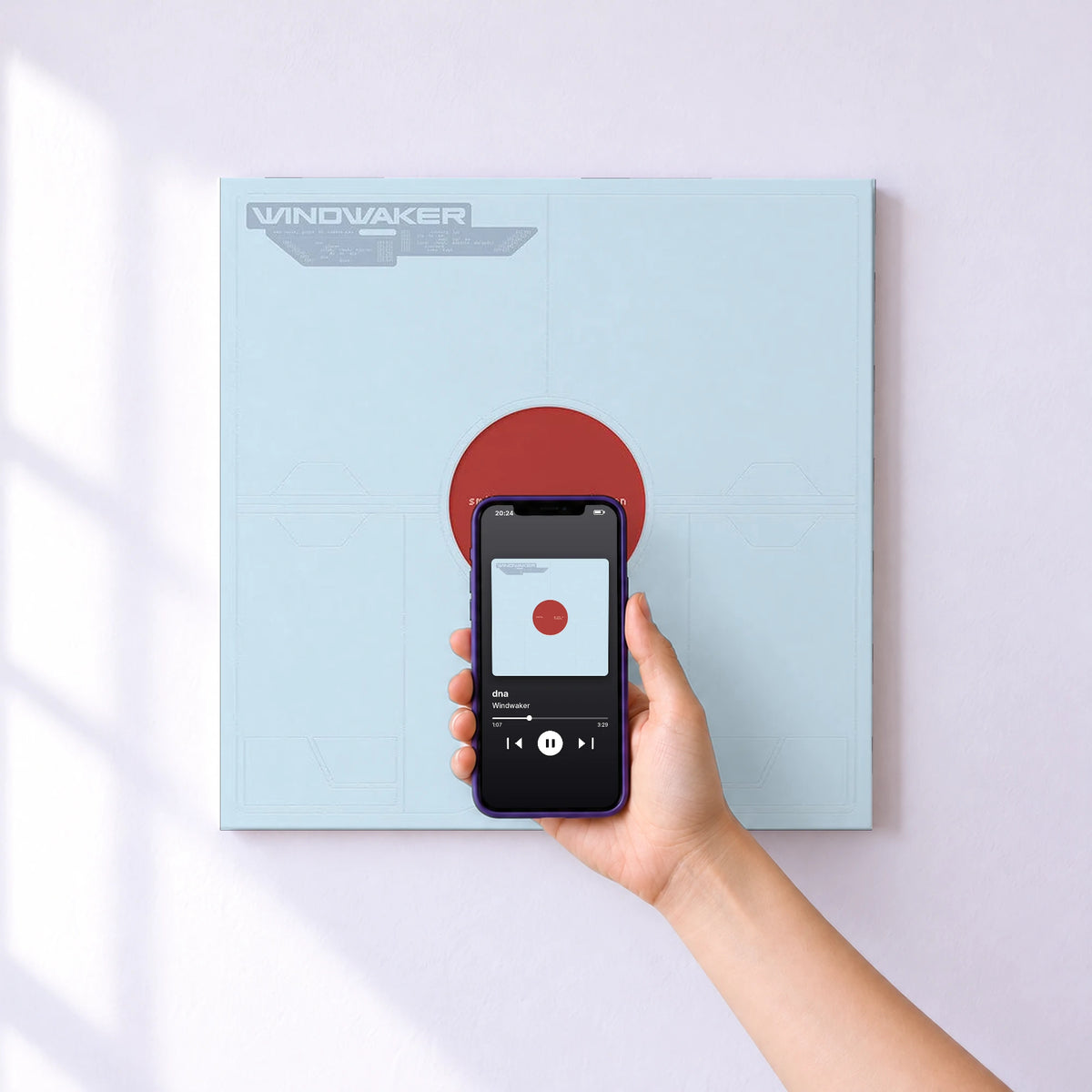 Affiche connectée dna de Windwaker au mur : l'album se lance en approchant le téléphone