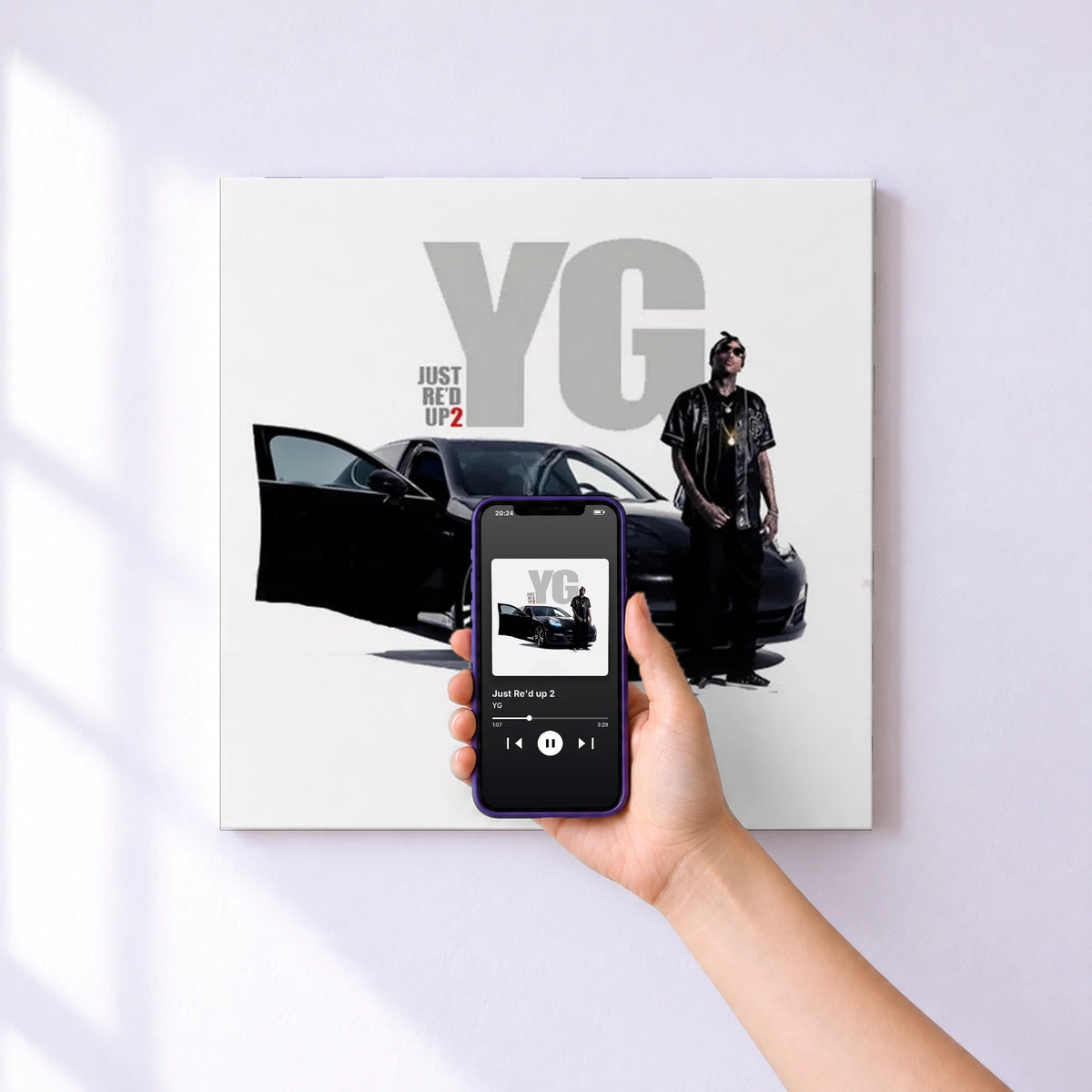 Affiche connectée Just Re'd up 2 de YG au mur : l'album se lance en approchant le téléphone
