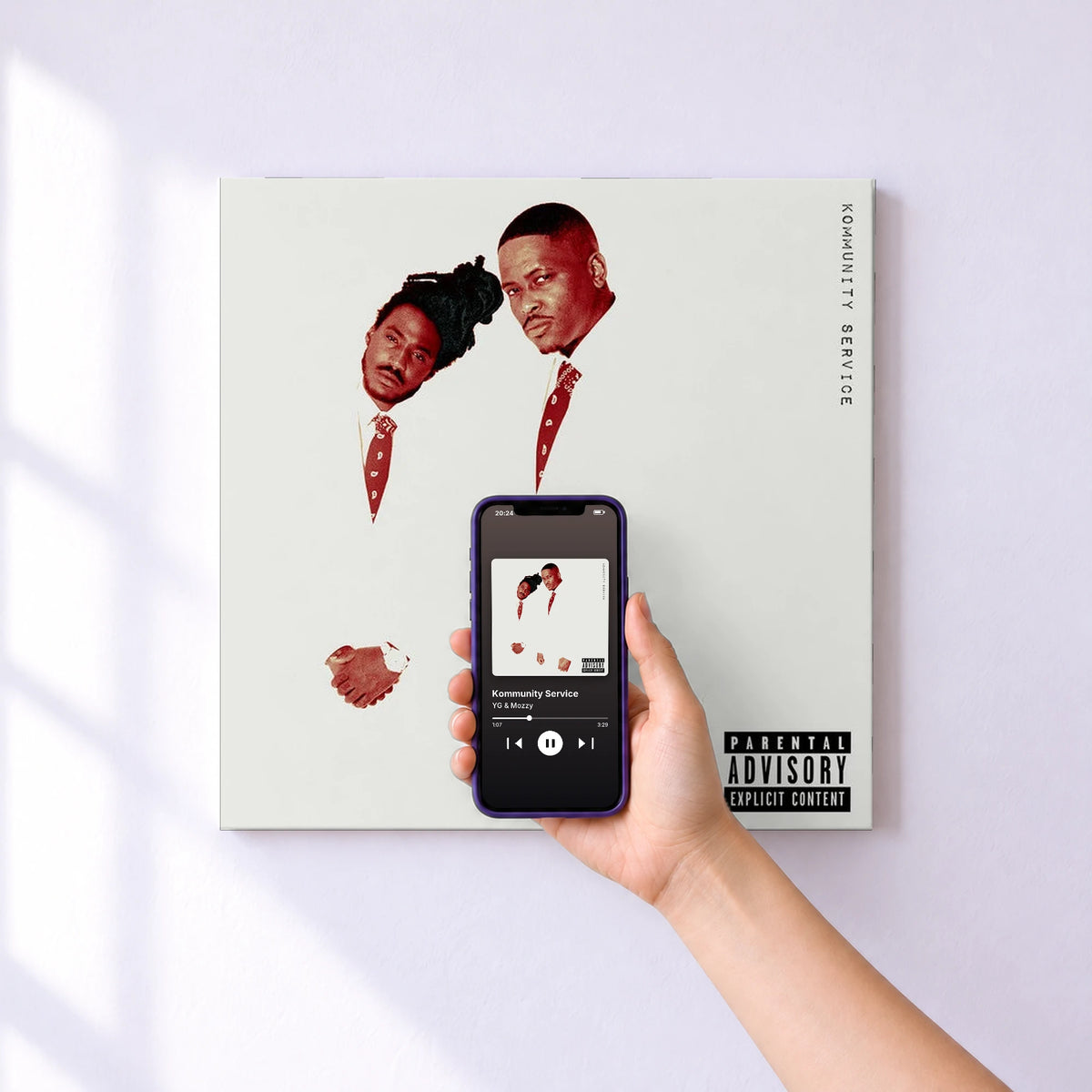 Affiche connectée Kommunity Service de YG & Mozzy au mur : l'album se lance en approchant le téléphone