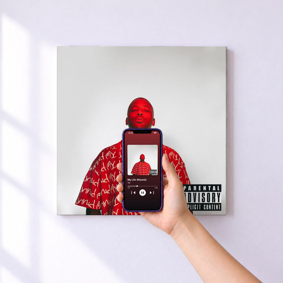 Affiche connectée My Life 4Hunnid de YG au mur : l'album se lance en approchant le téléphone