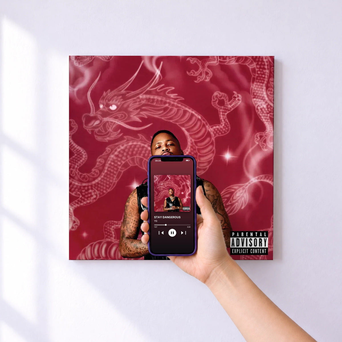 Affiche connectée STAY DANGEROUS de YG au mur : l'album se lance en approchant le téléphone
