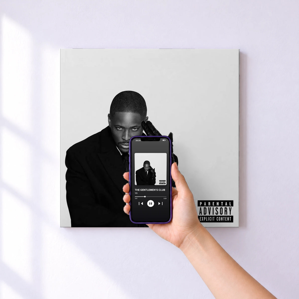 Affiche connectée THE GENTLEMEN'S CLUB de YG au mur : l'album se lance en approchant le téléphone