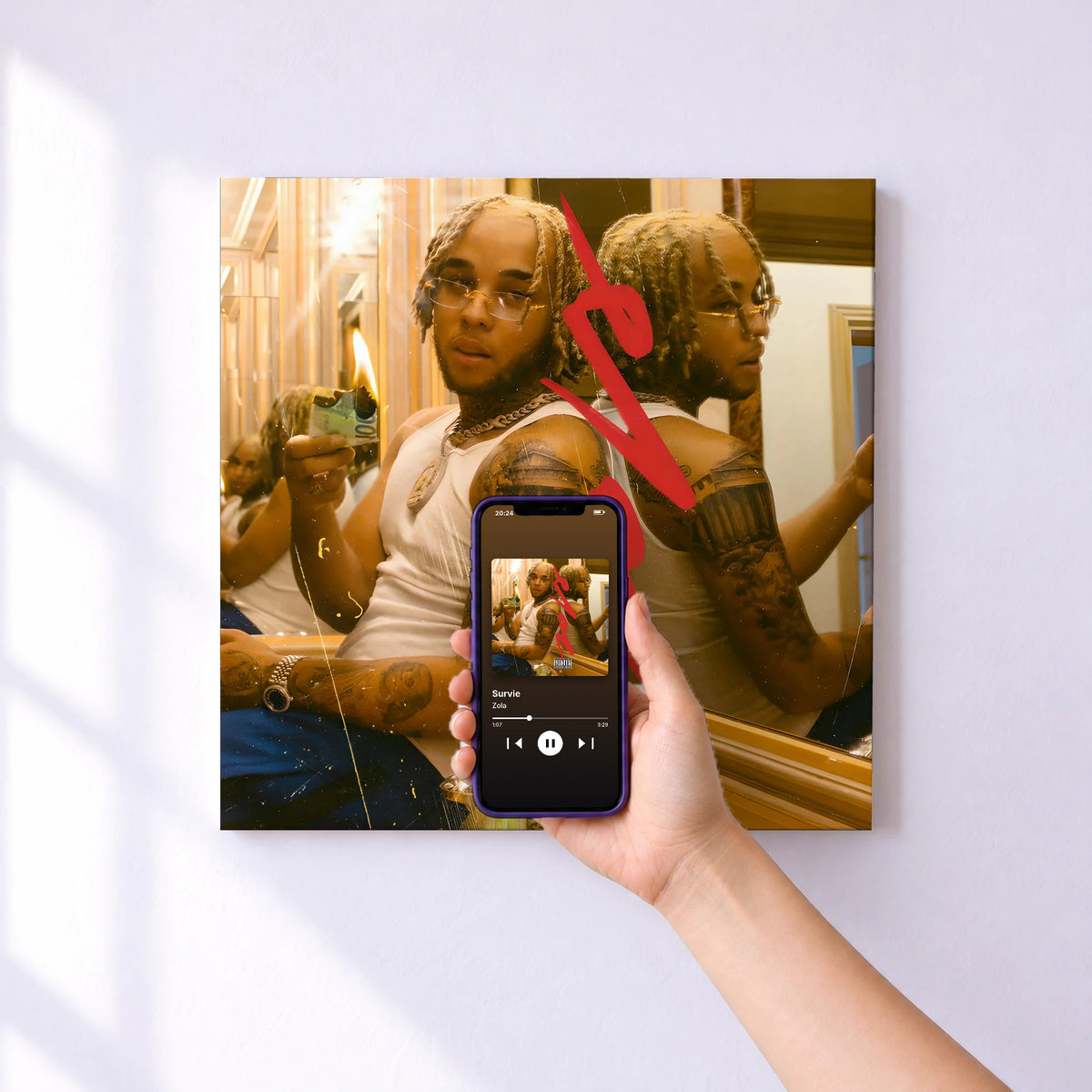 Affiche connectée Survie de Zola au mur : l'album se lance en approchant le téléphone